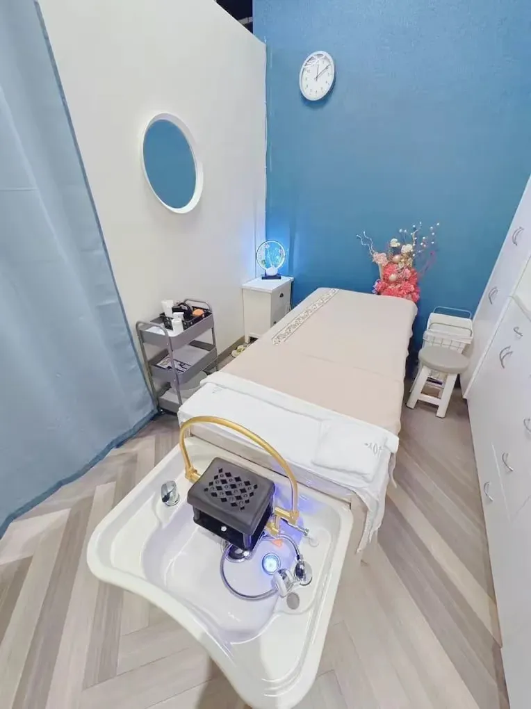 Private head spa room with the gold hydrotherapy basin and treatment bed at Pacific Massage & Head Spa, Redmond